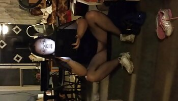 Transgirl Venus Lux cogne le trou du cul porno avec de gros seins serré de Ruckus