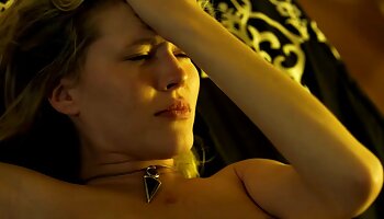 Deux salopes blondes gangbangées dans un bar vidéos porno hard