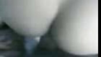 Solo mince filmxxx africain brune au lit se doigte la chatte