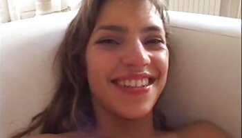 Ria Rox, petite adolescente xxx jeune ado à la poitrine, lui permet d'utiliser son cul et sa chatte