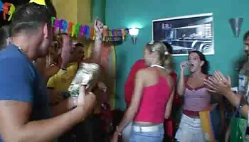 Petits seins film pourno xxx défoncés sur une écolière ringard de 18 ans