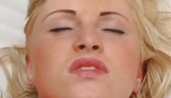 Jeune ado blonde jouant avec une chatte en chaleur films x anal rose