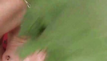Fille film porno de jeune femme tatouée pour des trucs BDSM