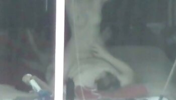 Une teen extrait video porno gratuit brune tatouée et salope s'occupe de la bite raide d'un homme plus âgé