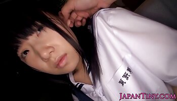 Slutty film xxx femme fontaine Teen GF enfonce sa chatte avec une bite géante