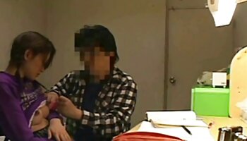 Une femme prend une film x pornovor bite noire dans la bouche et le cul pendant que son mari lui lèche la chatte