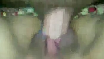 Dame mince video de sexe porno se déchaîne avec un gros gode à l'intérieur