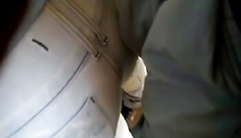 Une petite ado chevauche une très film porno x longue bite