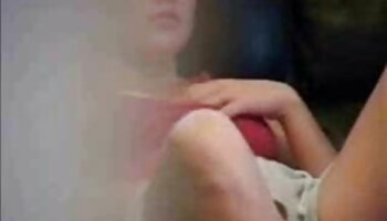 VR BANGERS Séduisante adolescente arab porno gratuit ébène tordant la bite sur le canapé